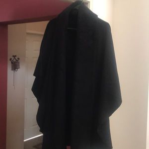 Alo Yoga All Black Poncho, One Size, Black. OBO